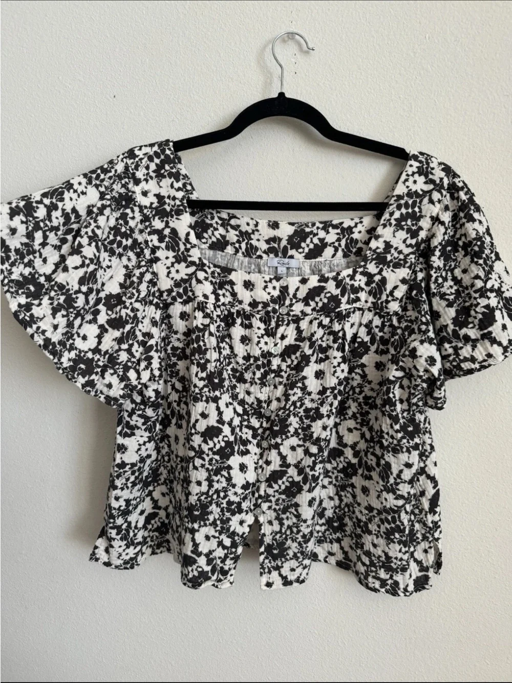 Rails Magnolia Top Camo Floral Black White Flutter Sleeve Top L